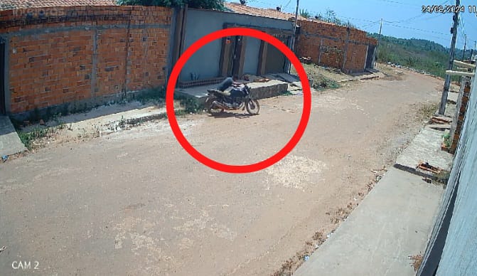 Vídeo mostra momento em que moto é furtada no Residencial Canaã em Vargem Grande