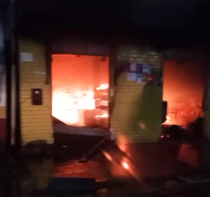 Incêndio atinge estabelecimento comercial em Vargem Grande; veja vídeo