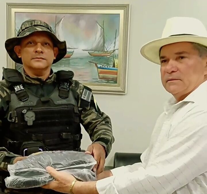 Prefeito Carlinhos Barros entrega coletes balísticos e novo fardamento para Guarda Municipal de Vargem Grande