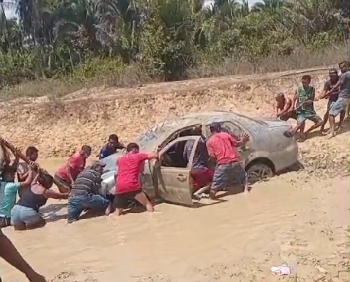 Motorista perde controle de veículo e acaba indo parar dentro de açude em Presidente Vargas