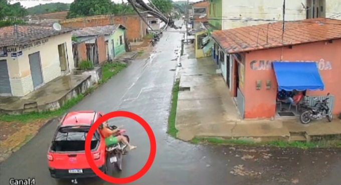 Câmera de segurança registra momento exato de colisão entre moto e carro no centro de Presidente Vargas; veja vídeo