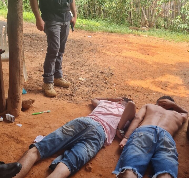 Criminosos de alta periculosidade envolvidos com tráfico de drogas e porte ilegal de arma de fogo são presos em Vargem Grande