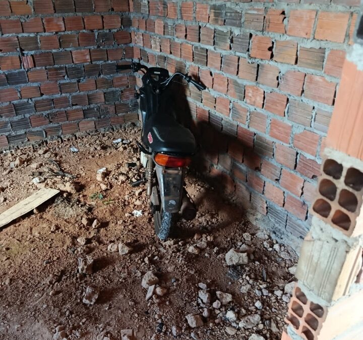 Guarda Municipal encontra moto abandonada dentro de construção no bairro de Fatima em Vargem Grande