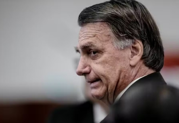 Alexandre de Moraes decreta prisão domiciliar de Jair Bolsonaro; PF faz buscas na casa do ex-presidente