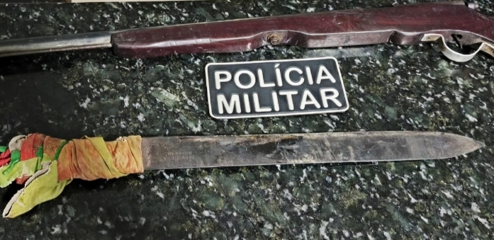 Homem é preso com arma de fogo após denúncia de violência doméstica e cárcere privado em Presidente Vargas