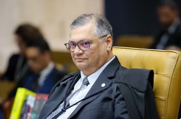 Polícia Federal indicia mulher que tentou agredir Flávio Dino em voo de São Luís para Brasília