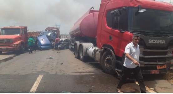 Trânsito é liberado após engavetamento com 14 veículos na BR-135, em Campo de Peris