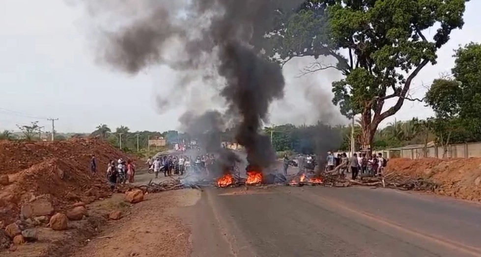 Protesto bloqueia a BR-222 após série de acidentes; moradores exigem redutores de velocidade