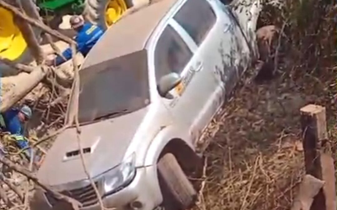 Caminhonete Hilux desce ribanceira e vai parar em riacho seco entre Nina Rodrigues e Presidente Vargas