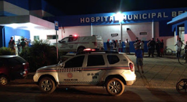 Homem reage a assalto arremessando cadeira e acaba baleado em Vargem Grande