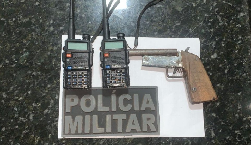 Adolescente é apreendido com arma de fogo e rádios comunicadores em Itapecuru Mirim