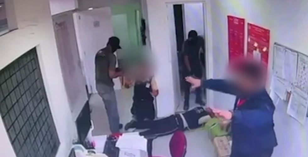 Assaltantes invadem banco pelo telhado, rendem funcionários e fogem com dinheiro em Arari