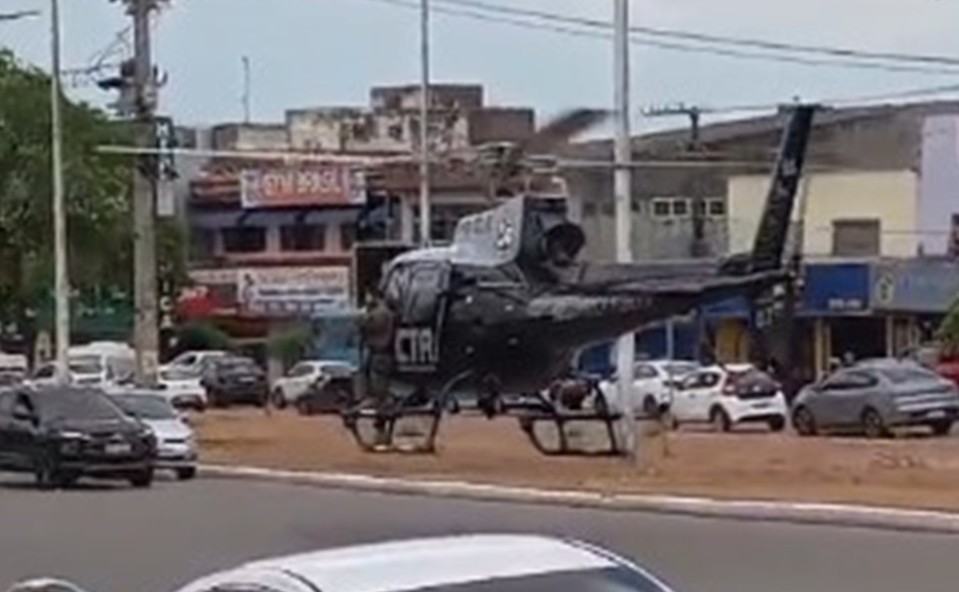 Helicóptero do CTA pousa em avenida após assalto à agência do Sicoob na Cohab, em São Luís