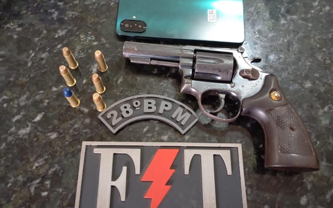 PM prende dupla que exibia arma de fogo para intimidar moradores em via pública em Itapecuru-Mirim