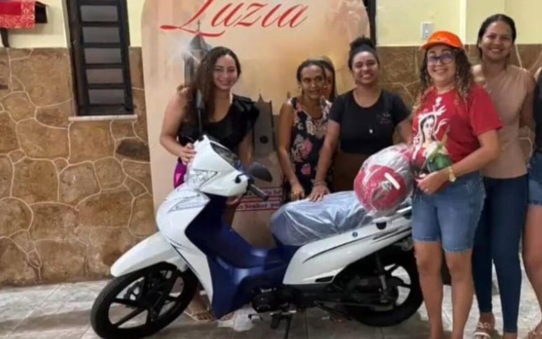 Presidente Vargas: Fabiana Mendes doa motocicleta para sorteio da Rifa de Santa Luzia