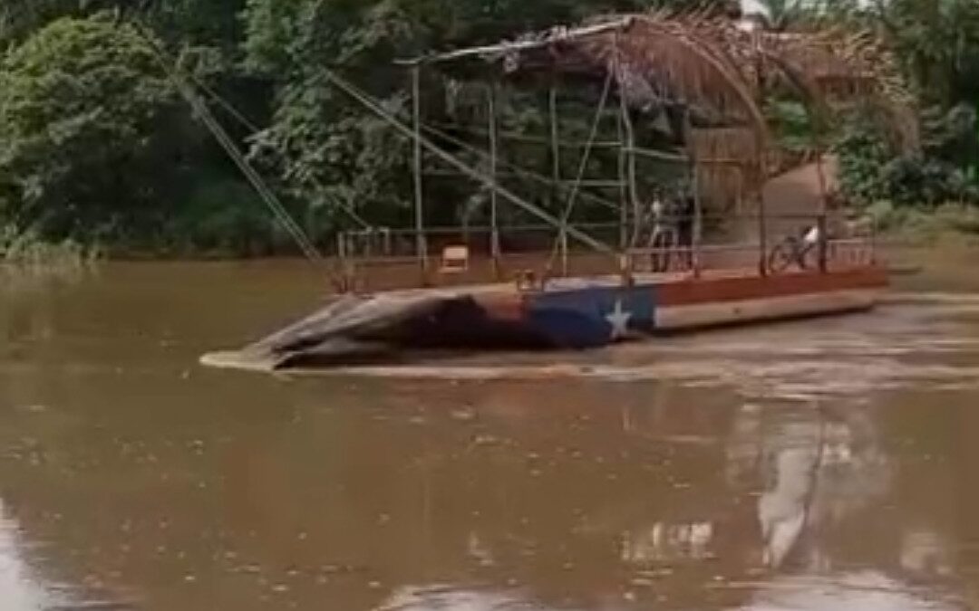 Vídeo: Corda de balsa se rompe e caçamba vai parar no fundo do Rio Itapecuru, em Pirapemas