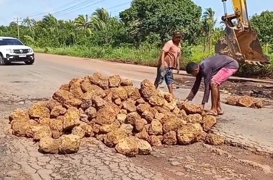Moradores realizam mutirão para tapar buracos na BR-222, em Itapecuru-Mirim