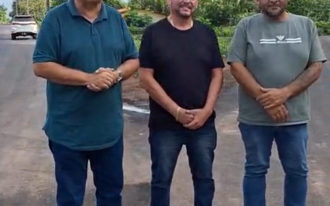Acompanhado do ex-prefeito Rodrigues, Jones Braga vistoria obra de pavimentação asfáltica na zona rural de Nina Rodrigues