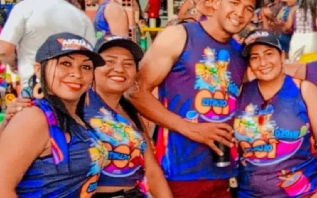 Vereadora professora Cláudia Aguiar prestigia bloco carnavalesco com familiares e amigos em Presidente Vargas