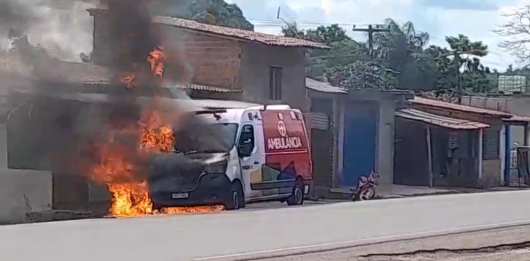Urgente! Ambulância de Mata Roma pega fogo na BR-222 em Vargem Grande