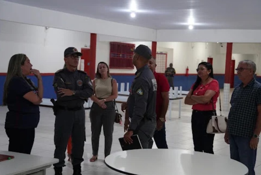 Prefeito Preto e Polícia Militar avaliam estrutura de escola para implantação do Colégio Militar em Vargem Grande