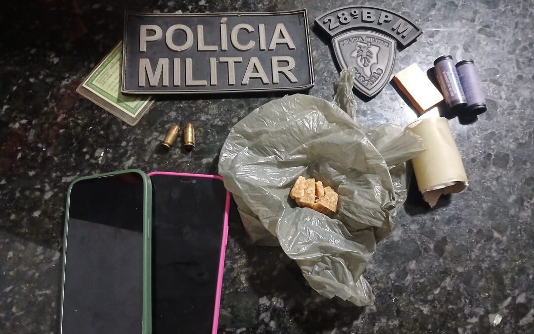 Homem foge de abordagem, mas esposa é presa por tráfico de drogas em Vargem Grande