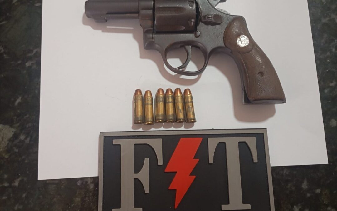 Homem é preso com arma de fogo durante operação policial no Conjunto Habitacional Milton Amorim, em Itapecuru-Mirim