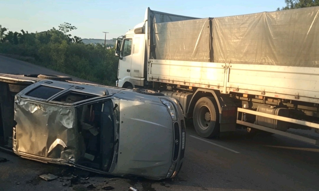 Caminhonete furtada em Morros capota na BR-222 no Povoado Leite
