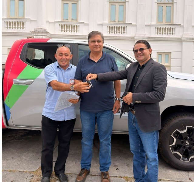 Câmara de Nina Rodrigues recebe caminhonete 0 km do Governo do Estado