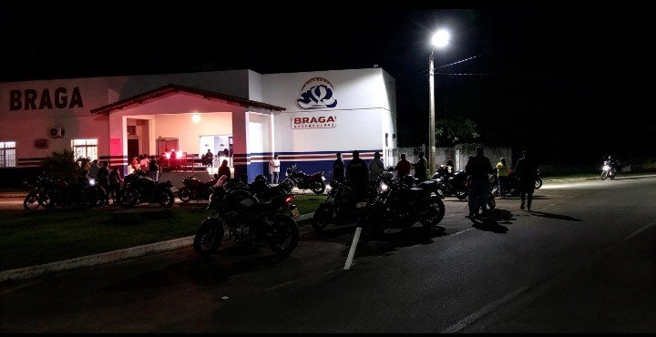 Homem em carro adesivado de Flávio Bolsonaro atropela eleitor de Lula durante comemoração em Nina Rodrigues