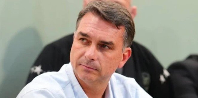 Flávio Bolsonaro volta atrás e se proclama líder do Brasil após se declarar presidente eleito