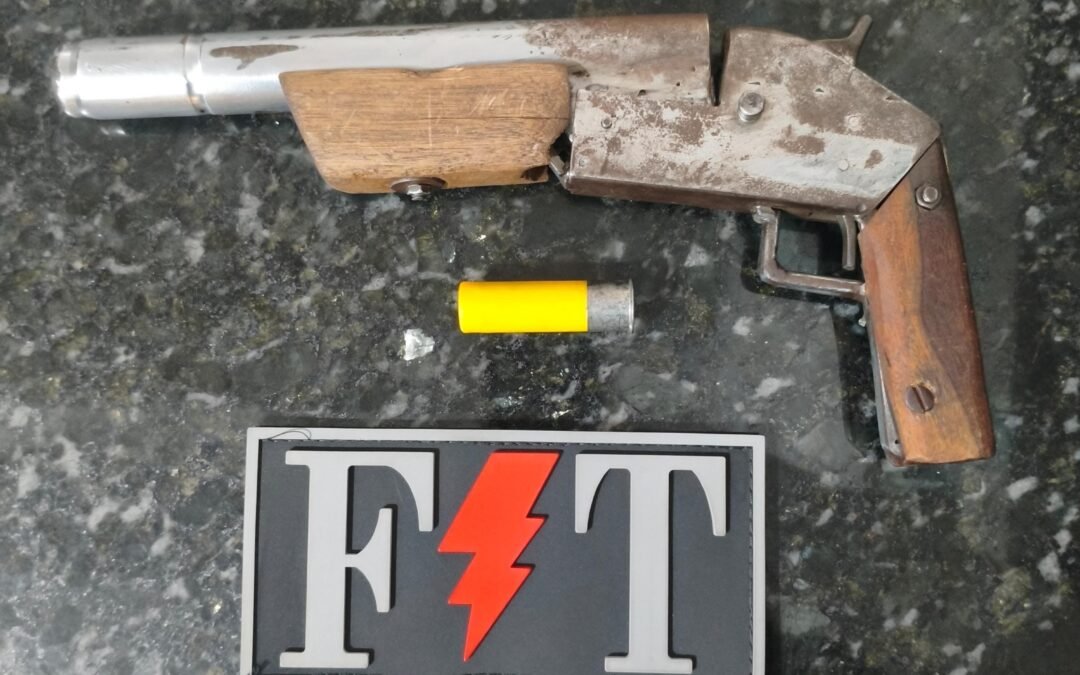 PM apreende três adolescentes com arma de fogo dentro de escola em Itapecuru-Mirim